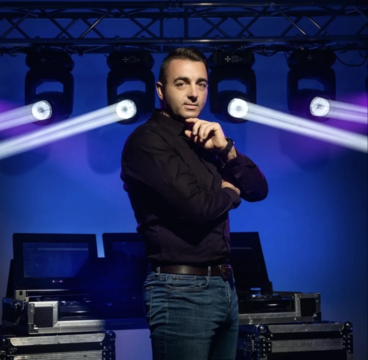 DJ Дидо пред движещите се глави на сцената