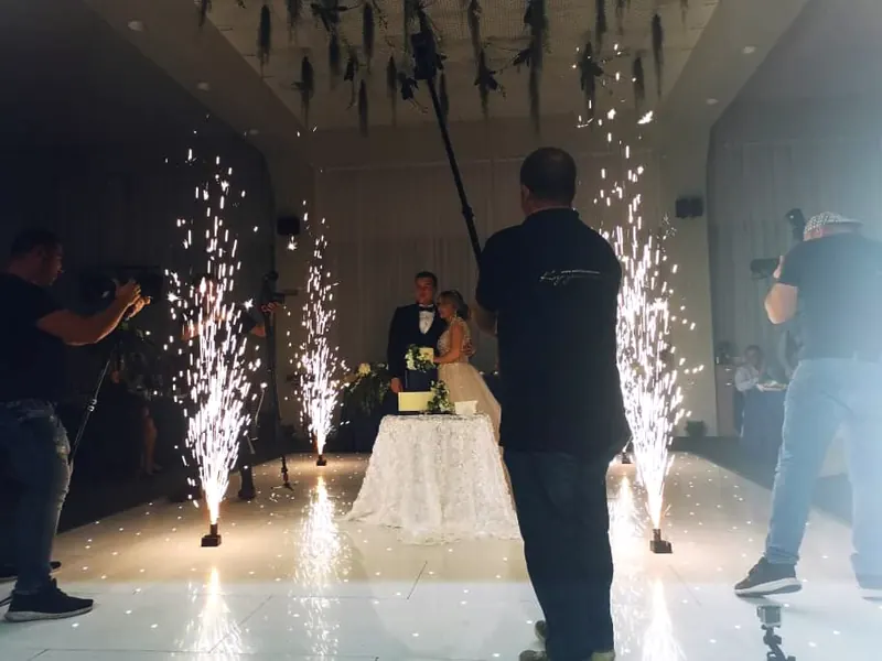 Фонтани около тортата