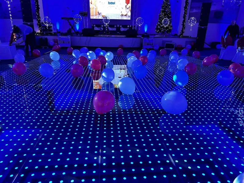 LED дансинг с балони на фирмено парти